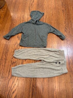 Easy Peasy Cozy Toddler Set 24 months/2T ‎ Hoodie and Joggers